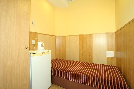 Studio 03.  Parter.  Nie ma aneksu kuchennego (nie ma też lodówki). Łazienka, tv led, do spania pojedyncze łóżka, w małym pokoiku 1 łóżko.