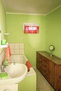 Łazienka dla zielonego i czerwonego pokoju
