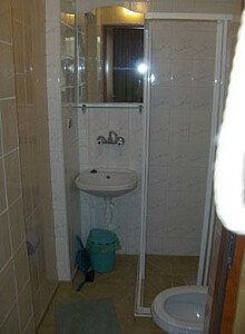 Łazienka - kabina prysznicowa, zlewozmywak i wc kompakt 