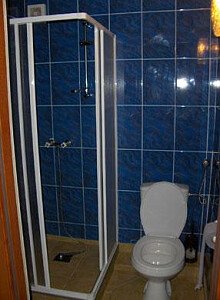 Łazienka - kabina prysznicowa, zlewozmywak i wc kompakt
