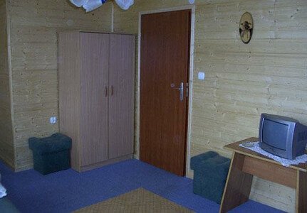 Pokój 4 osobowy z łazienką na korytarzu obok drzwi - wspólną na dwa pokoje