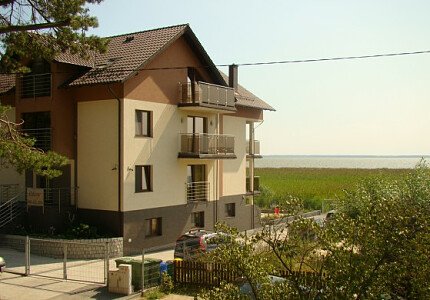 Nowoczesna Villa Piaski jest położona nad samym Zalewem Wiślanym. Niektóre pokoje mają bezpośredni niczym nie zakłócony przepiękny widok na Zalew. Jest to jeden z najpiękniej położonych obiektów na Mierzei Wiślanej !