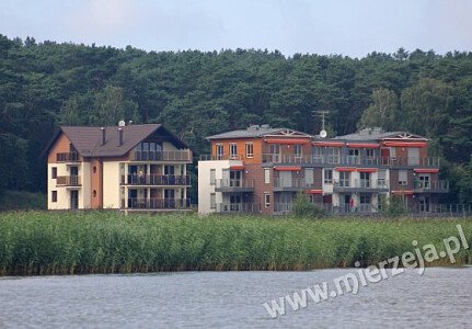 Nowo wybudowana nowoczesna Villa Piaski jest położona w zacisznym miejscu bezpośrednio nad Zalewem Wiślanym co gwarantuje niepowtarzalny widok z tarasów