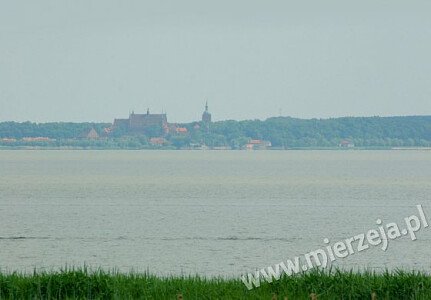 Widok z pokojów Villi Piaski na Zalew Wiślany i katedrę we Fromborku.