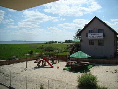 Widok na Zalew Wiślany i plac zabaw z pokoi usytuowanych po zachodnie stronie budynku