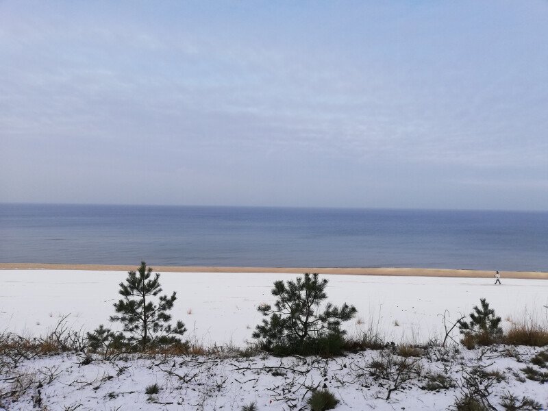 Przyjedź i zobacz jak śnieg na plaży mieni się w słońcu