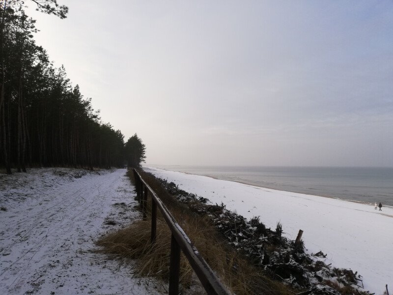 Przyjedź i zobacz jak śnieg na plaży mieni się w słońcu