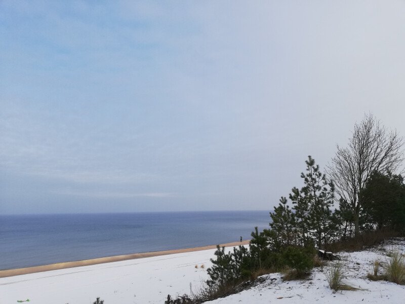 Przyjedź i zobacz jak śnieg na plaży mieni się w słońcu