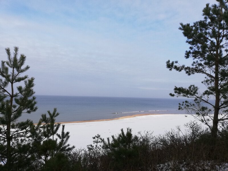 Przyjedź i zobacz jak śnieg na plaży mieni się w słońcu