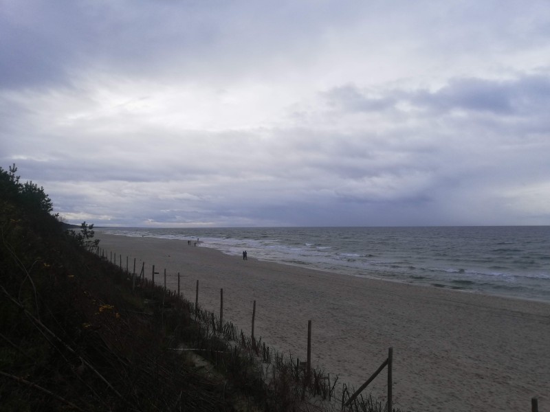 Galeria handlowa pęka w szwach w black friday więc zapraszamy na Mierzeję Wiślaną gdzie na plaży ludzi garstka