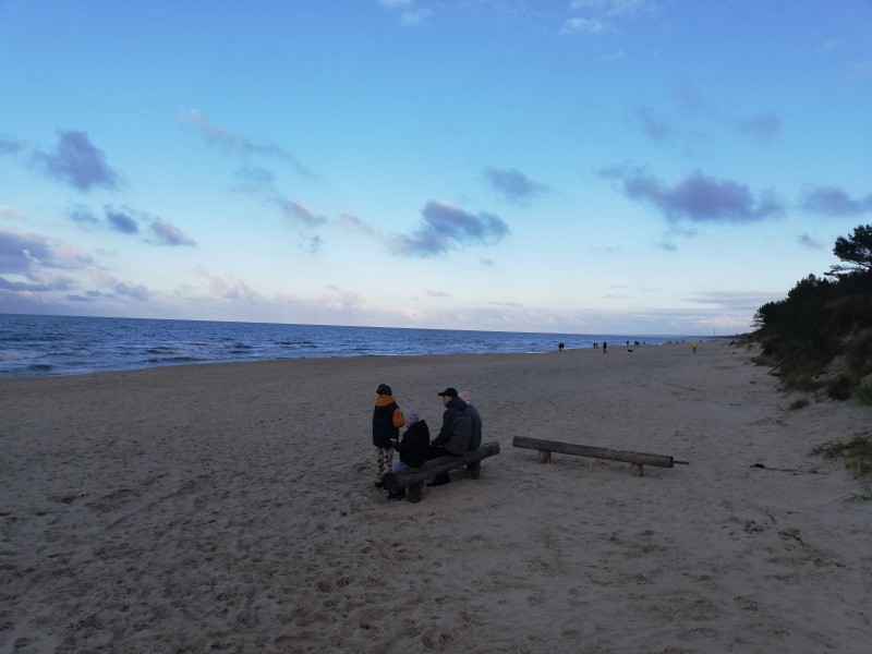 Galeria handlowa pęka w szwach w black friday więc zapraszamy na Mierzeję Wiślaną gdzie na plaży ludzi garstka