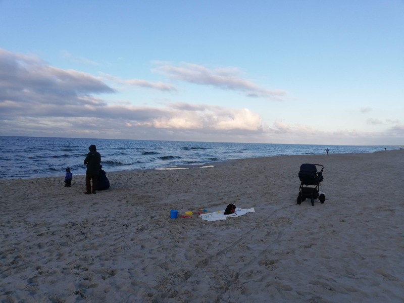Galeria handlowa pęka w szwach w black friday więc zapraszamy na Mierzeję Wiślaną gdzie na plaży ludzi garstka