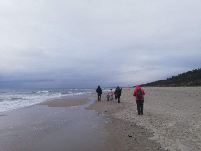 Galeria handlowa pęka w szwach w black friday więc zapraszamy na Mierzeję Wiślaną gdzie na plaży ludzi garstka