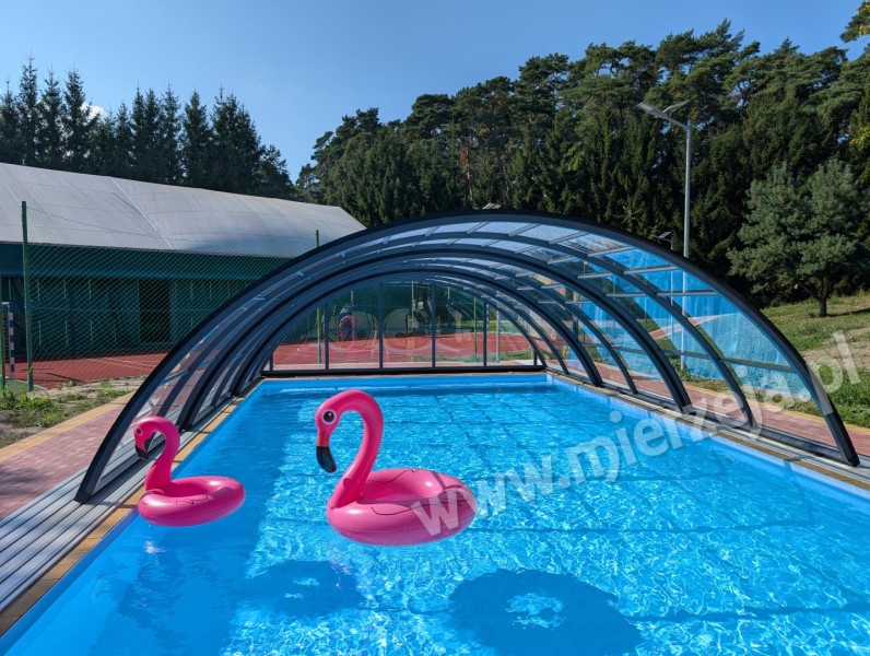 Zapraszamy do ośrodka z podgrzewanym basenem z ławką jacuzzi na całą szerokość basenu