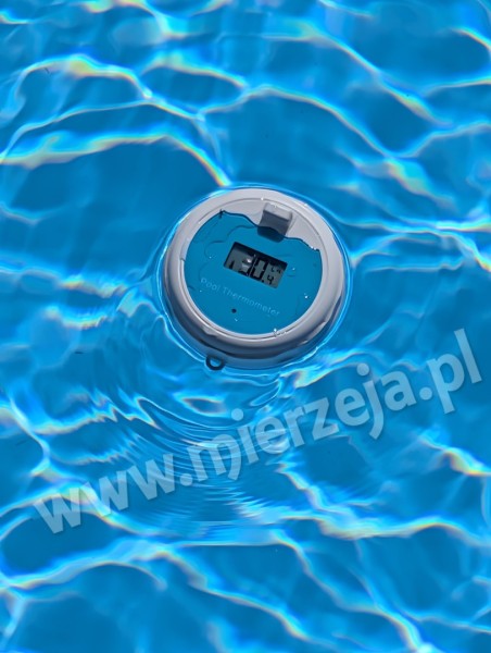 Zapraszamy do ośrodka z podgrzewanym basenem z ławką jacuzzi na całą szerokość basenu