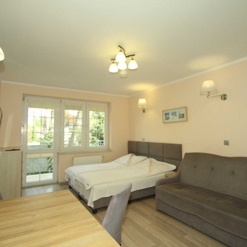 z aneksem kuchennym i balkonem